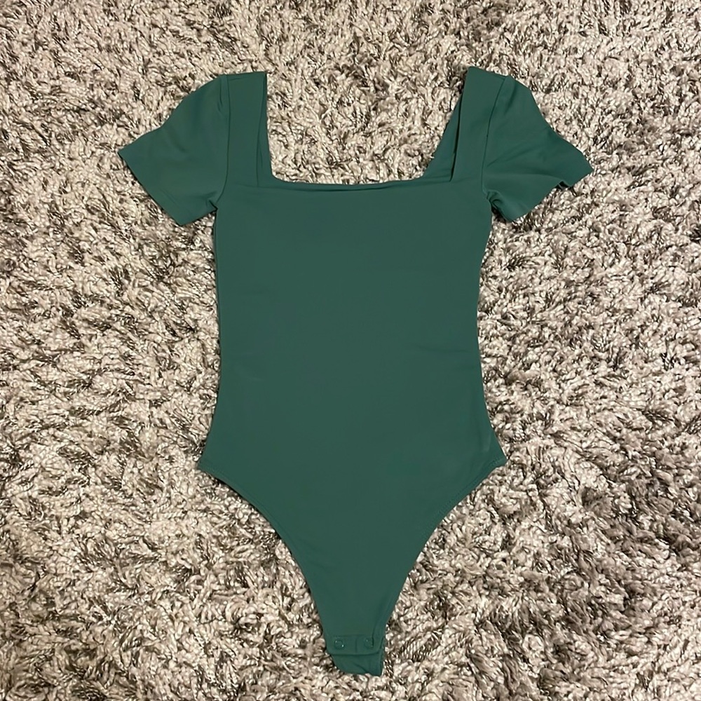 Aritzia Babaton Contour Squareneck Shortsleeve Bodysuit